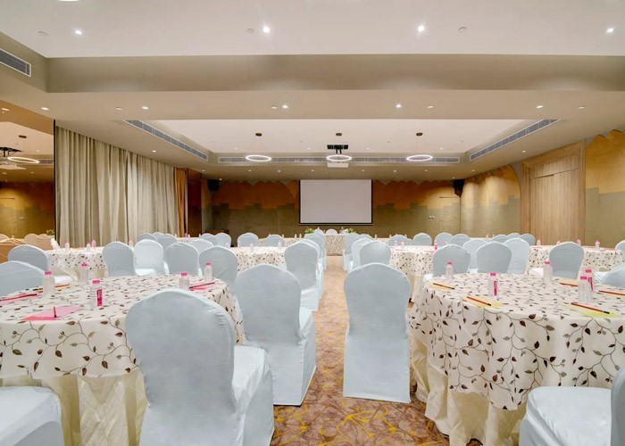 7 Apple Hotel - Applause 1