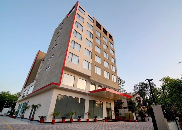 7 Apple Hotel - Facade 1